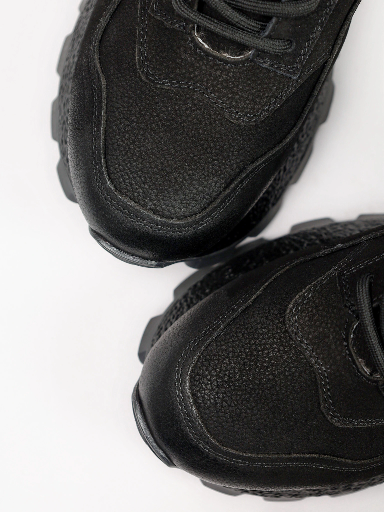 Кроссовки черного цвета на рельефной подошве